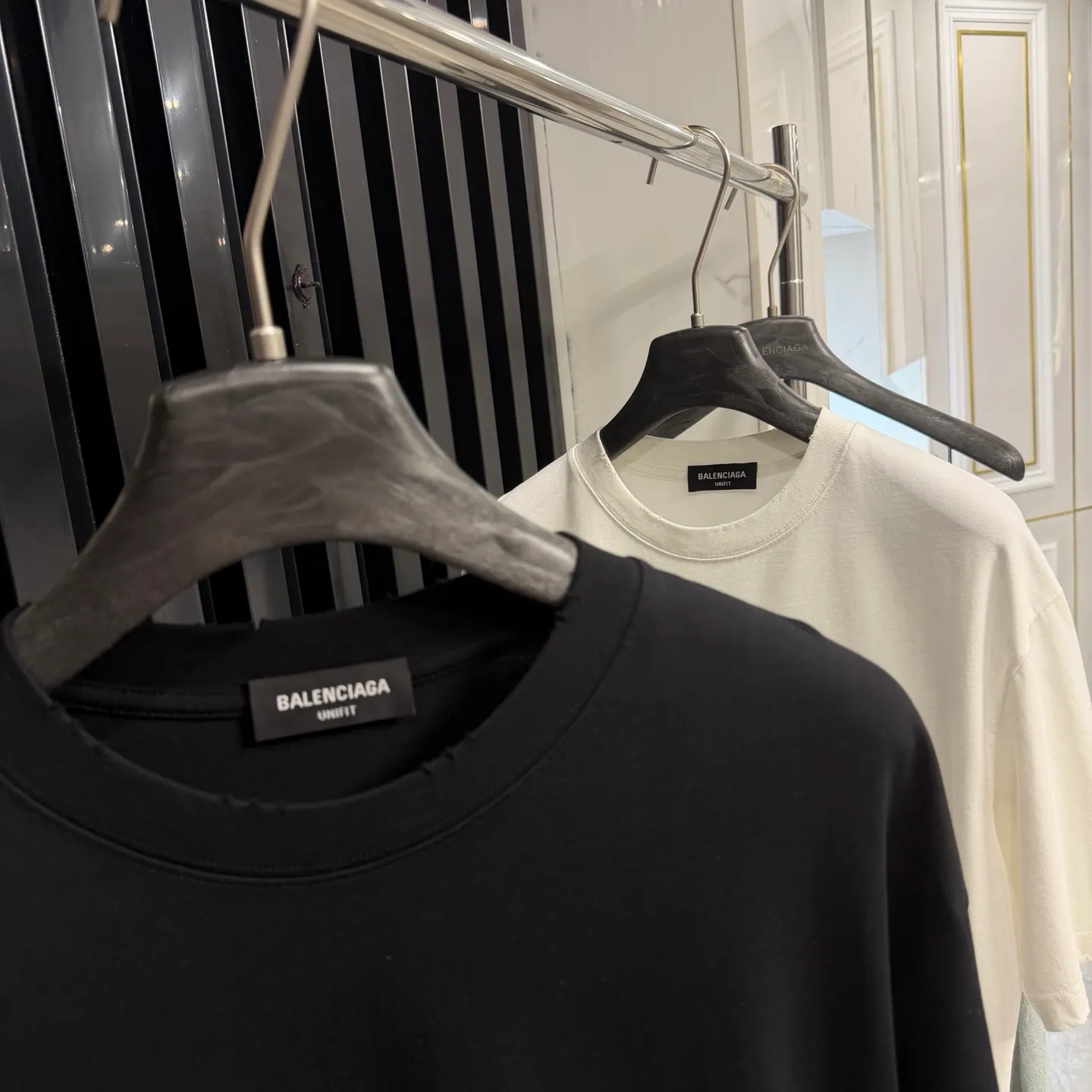 P105-BALENCIAGA* 2026 New Arrival. . 270g .Oversize . Same Style. . -Color：Black White -SIZE：S M L XL 7113